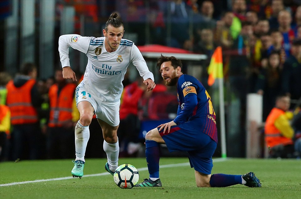 Trong khi Lionel Messi vừa phải yêu cầu Barcelona để anh ra đi thì Bale có thể còn nhận được tiền từ Real Madrid cho việc rời câu lạc bộ. Ảnh: Getty Images