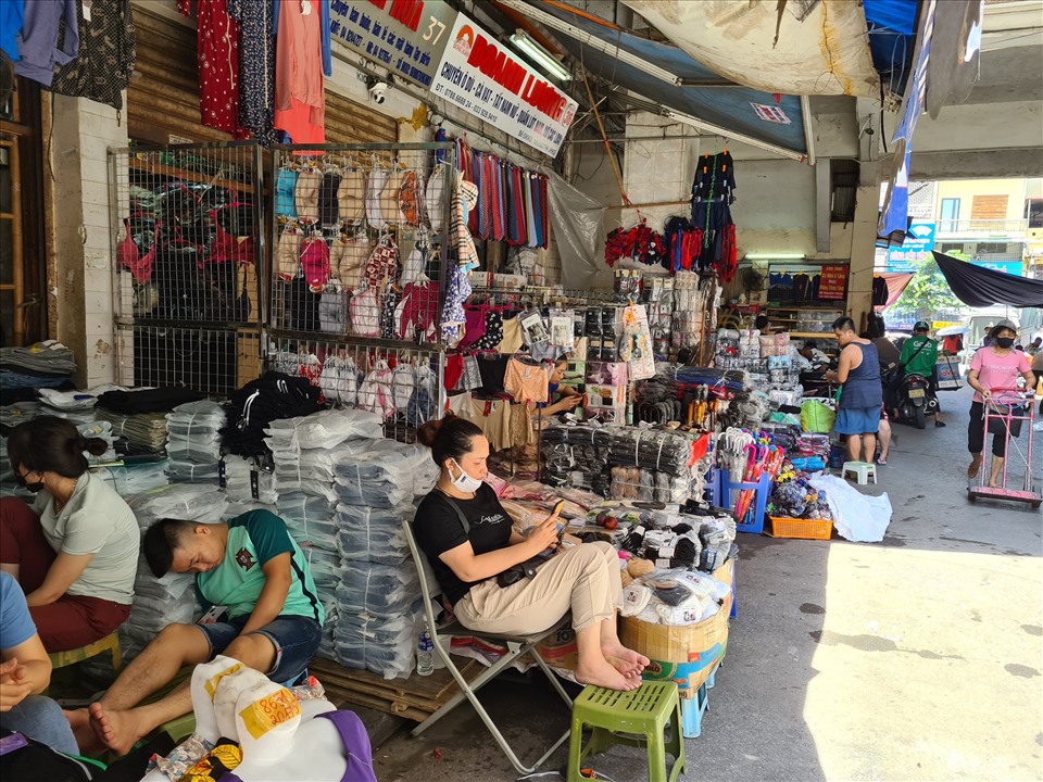 Cảnh vắng khách, ế ẩm tại chợ Đồng Xuân (chụp 10 giờ sáng 25.8). Ảnh: Vũ Long