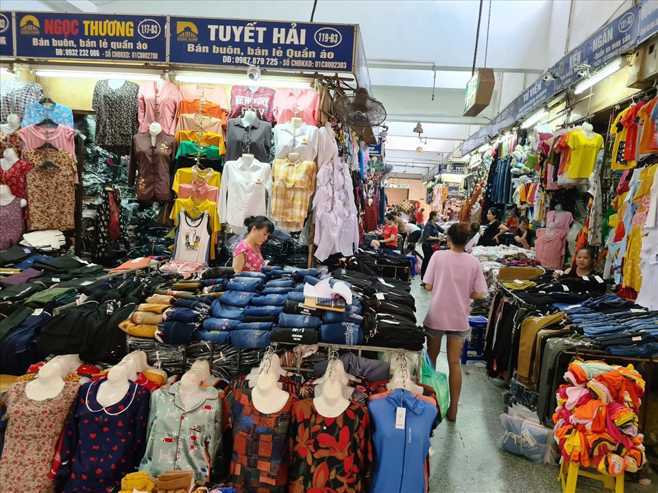Tiểu thương chợ Đồng Xuân cầm cự, chỉ mong đủ tiền thuế, phí vì dịch  COVID-19