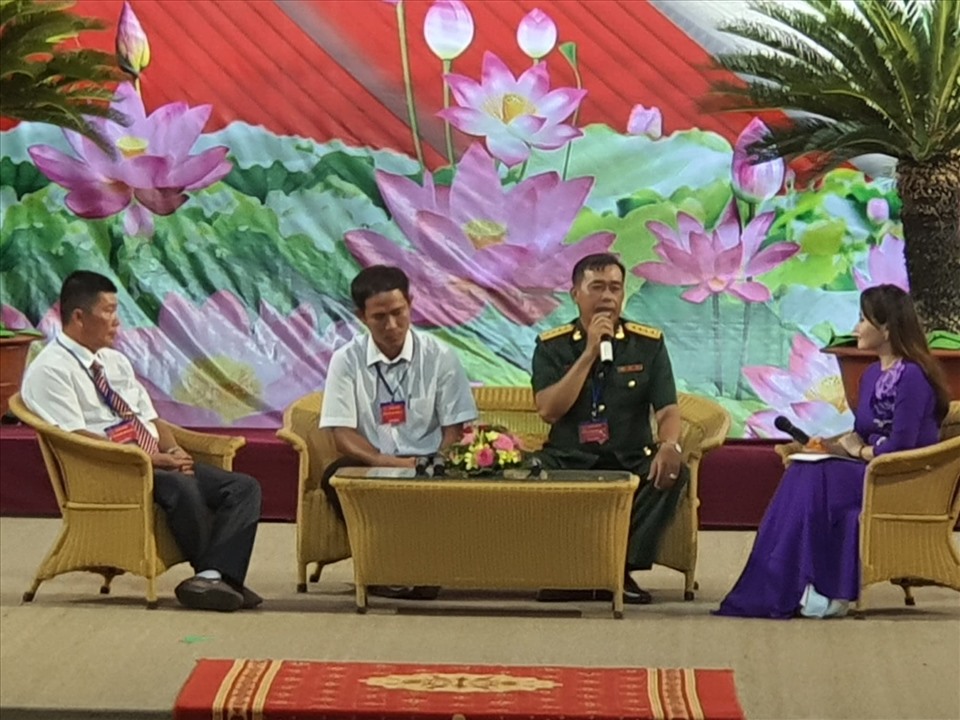 Đại ủy Trần Thanh Liên, Nguyễn Chí Kiên (giữa) giao lưu tại Đâị hội (ảnh Nhật Hồ)