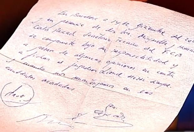 Mảnh giấy ăn được Charly Rexach dùng để viết cam kết giữ chân Messi tại Barcelona từ năm 2000. Ảnh: Twitter.