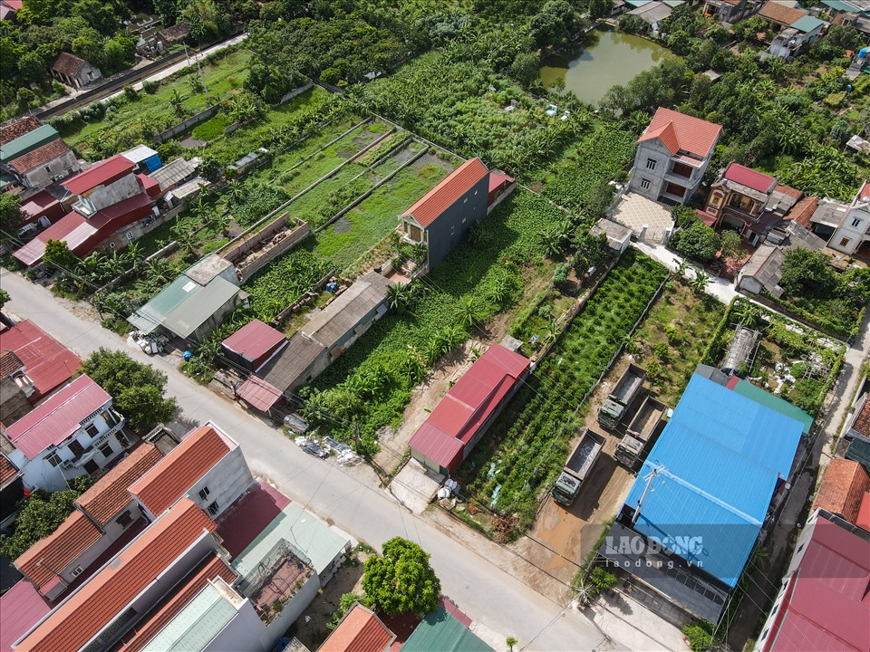 Theo phản ánh, do công tác buông lỏng quản lý suốt thời gian dài trên địa bàn, có đến hơn 80 hộ dân vi phạm xây dựng công trình kiên cố trên đất nông nghiệp.