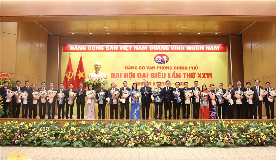Tại Đại hội, Bộ trưởng, Chủ nhiệm VPCP Mai Tiến Dũng tặng hoa các đồng chí trúng cử vào Ban Chấp hành Đảng bộ VPCP nhiệm kỳ 2020-2025. Ảnh: VGP/Hoàng Giang
