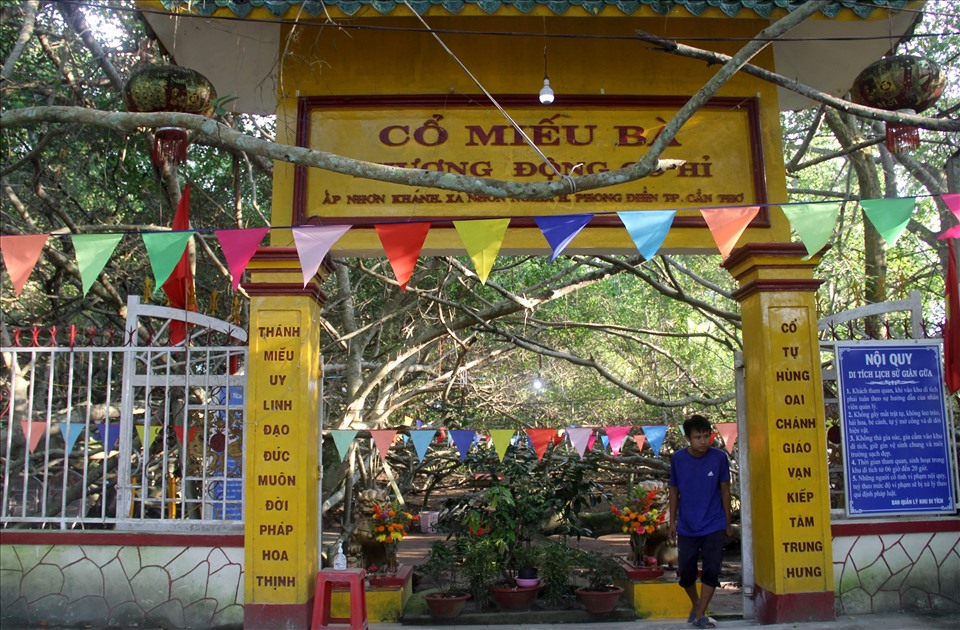 Trong khu Giàn Gừa có miếu thờ Bà Thượng Động Cổ Hỉ. Vào ngày 28.2 âm lịch hằng năm tại đây có diễn ra lễ hội vía Bà thu hút đông đảo du khách nhiều nơi đến tham dự.