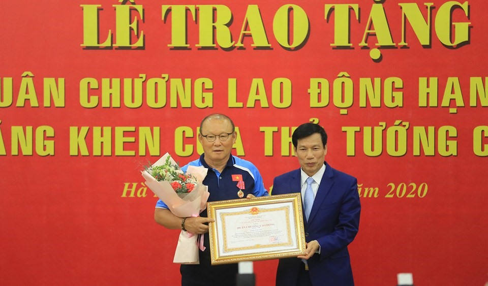 Ông Park là người ngước ngoài đầu tiên nhận Huân chương Lao động hạng Nhì trong lĩnh vực bóng đá. Ảnh: Hoài Thu