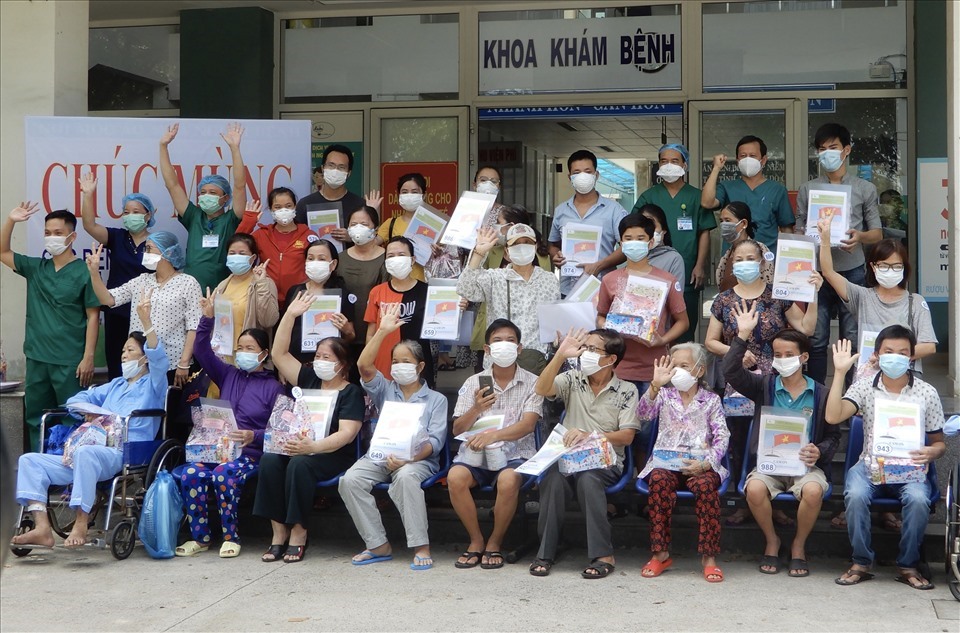 Bệnh viện dã chiến Hòa Vang vừa làm thủ tục ra viện cho 31 bệnh nhân mắc COVID-19 trong đó có 2 bệnh nhân là tiểu thương được ra viện sau 5 ngày điều trị.