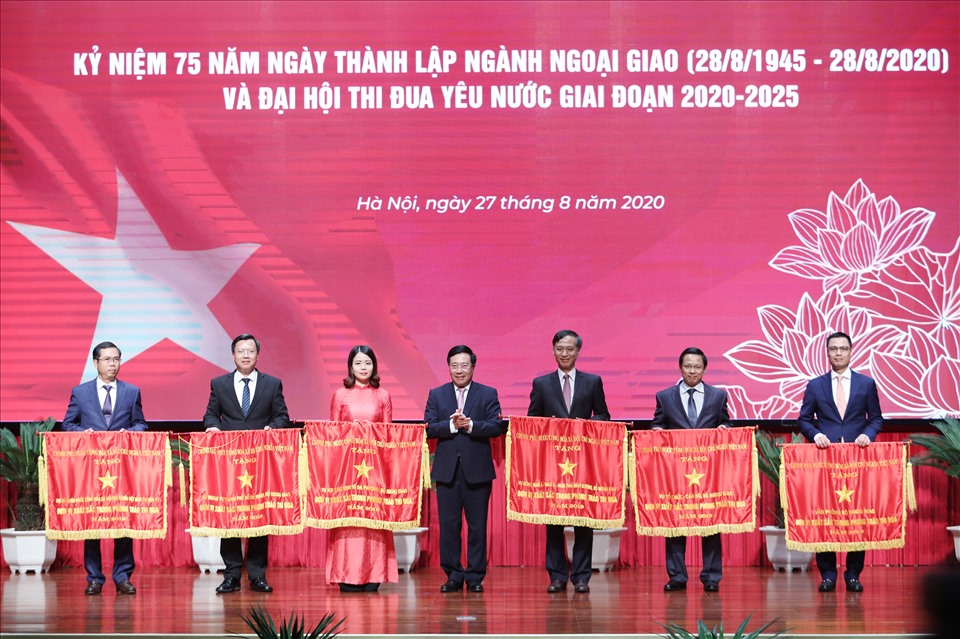 Phó Thủ tướng, Bộ trưởng Phạm Bình Minh trao Cờ Thi đua Chính phủ năm 2019 tặng một số đơn vị Bộ Ngoại giao. Ảnh: Tạ Quang.