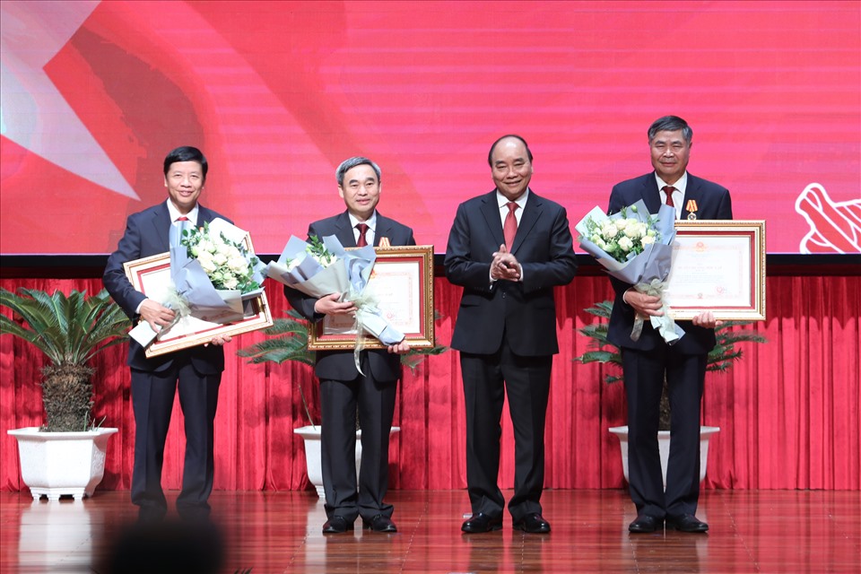 Thủ tướng Nguyễn Xuân Phúc trao Huân chương Độc lập tặng một số cán bộ ngành ngoại giao. Ảnh: Tạ Quang.