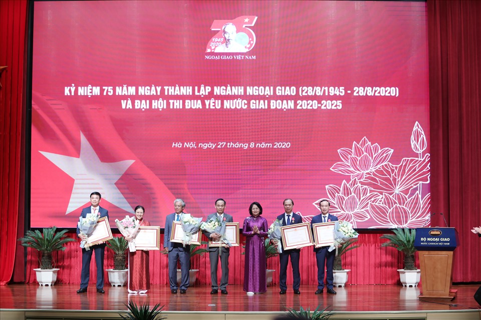 Phó Chủ tịch Nước Đặng Thị Ngọc Thịnh trao Huân chương Lao động cho một số cán bộ ngành ngoại giao. Ảnh: Tạ Quang.