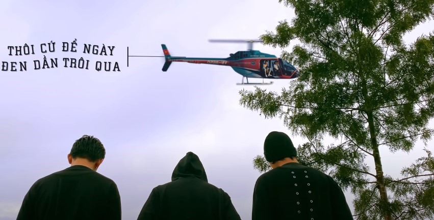 MV còn khiến người xem thích thú bởi sự xuất hiện vị Cameo đặc biệt – Đen Vâu và chiếc trực thăng thương hiệu lướt ngang qua bầu trời. Ảnh: Nhân vật cung cấp.