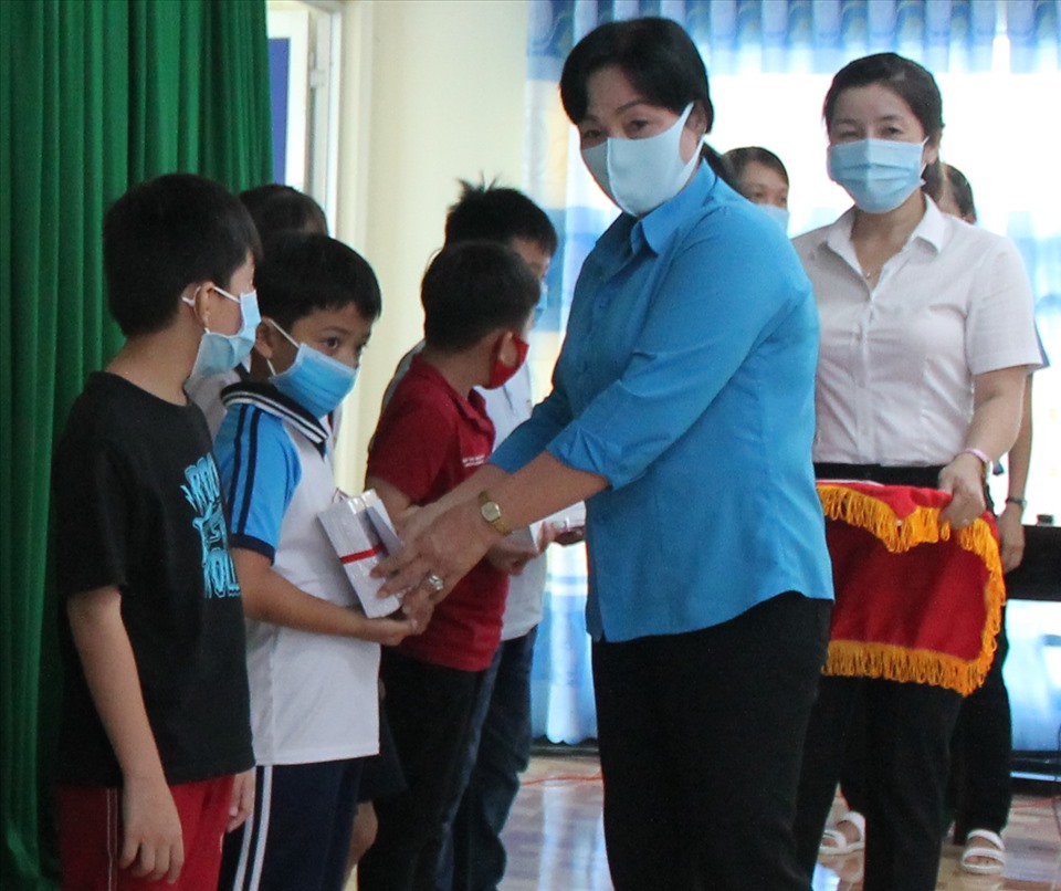 Phó Chủ tịch LĐLĐ tỉnh Hậu Giang Trương Thị Ánh Nguyệt trao học bổng cho các em học sinh. Ảnh: Thành Nhân