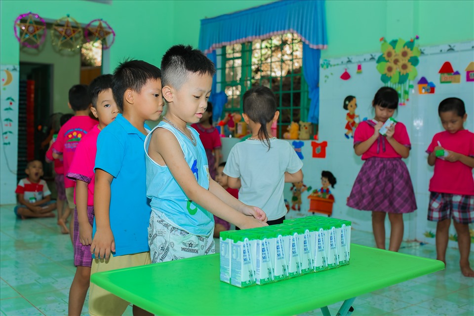 Chương trình Sữa học đường được tỉnh Quảng Nam và Vinamilk triển khai từ tháng 6/2020 dành cho 33.000 trẻ em thuộc 6 huyện miền núi của tỉnh.