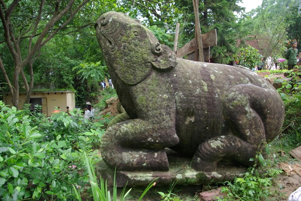 Tượng tê giác thời Lý ở chùa Phật Tích, Bắc Ninh.