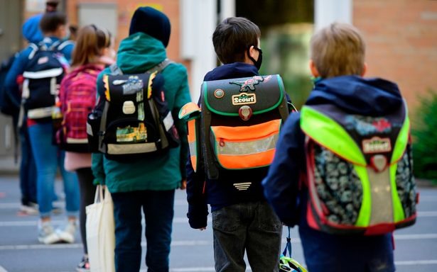 Học sinh ở Đức thực hiện giãn cách xã hội hồi tháng 5 khi xếp hàng  đứng cách nhau 1,5m. Ảnh: AFP/Getty Images/Mirror