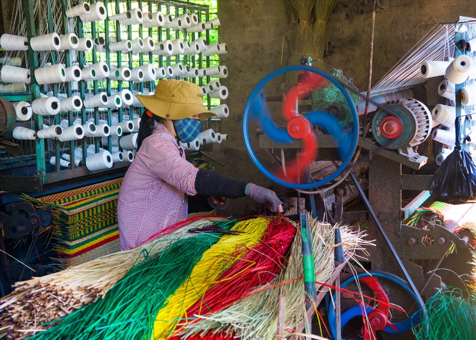 Nhiều hộ gia đình ở Phú Tân nay đã sử dụng máy dệt chiếu thay cho dệt tay trước đây.