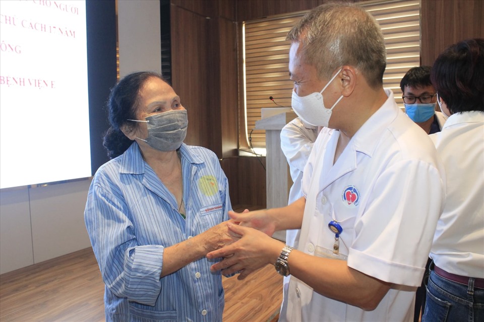 Bệnh nhân xúc động cảm ơn GS Lê Ngọc Thành và các y bác sĩ của BV. Ảnh: Thanh Xuân