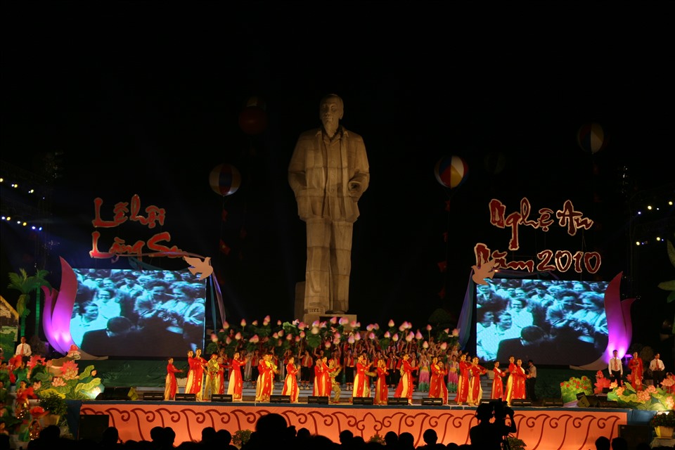 Khai mạc Lễ hội Làng Sen năm 2010 tại Quảng trường Hồ Chí Minh (TP. Vinh). Ảnh: Vĩnh Khánh