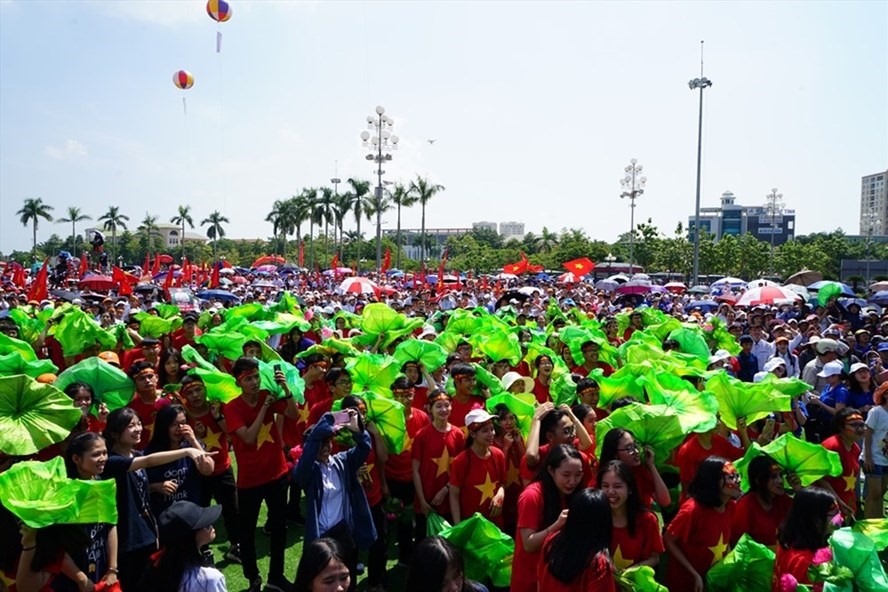 Quảng trường Hồ Chí Minh vỡ òa trong niềm vui chiến thắng của Trần Thế Trung-nhà vô địch đường lên đỉnh Olympia năm 2019. Ảnh: Quang Đại