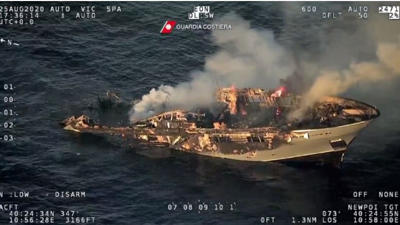 Siêu du thuyền cháy bắt đầu chìm sau hơn 10 tiếng cháy ngùn ngụt. Ảnh: RT.