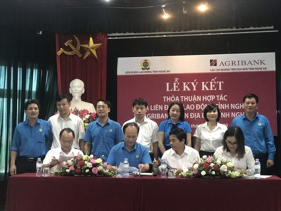 Lãnh đạo LĐLĐ tỉnh Nghệ An và Agribank chi nhánh Nghệ An ký kết thỏa thuận và hợp tác. Ảnh: Thanh Thủy