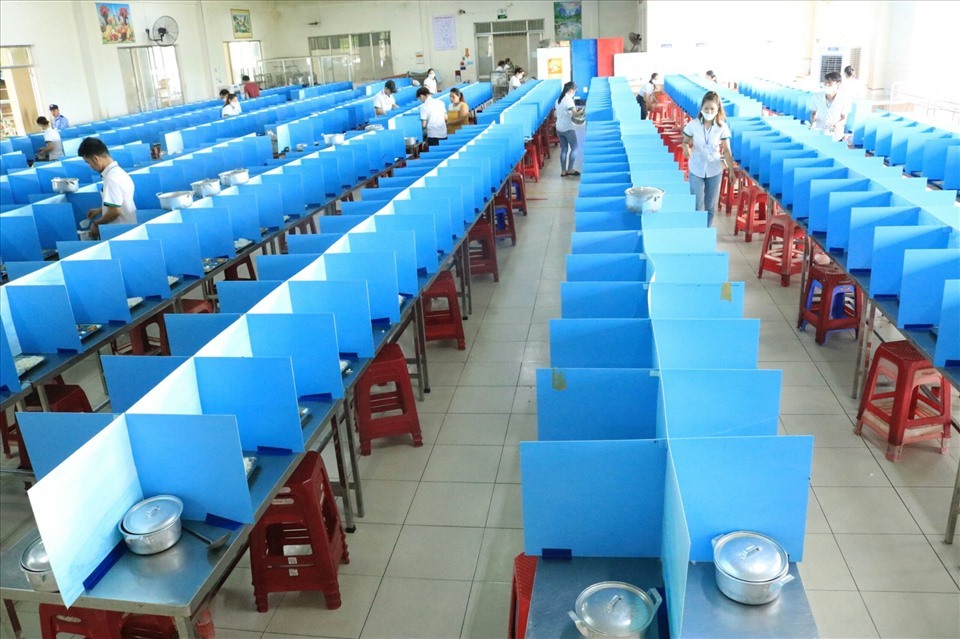 Nhà ăn trang bị vách ngăn của Công ty Dệt May Phú Hòa An. Ảnh: CĐ DMVN