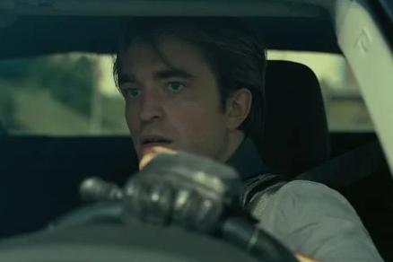 Robert Pattinson xuất sắc vào vai Neil – đặc vụ tài năng trong phim “TENET“. Ảnh nguồn: Mnet.