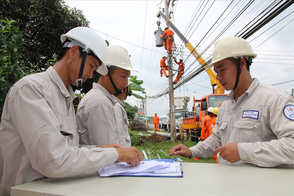 Sửa chữa lưới đện nhằm bảo đảm cung cấp điện ổn định, an toàn. Ảnh EVNSPC cung cấp.