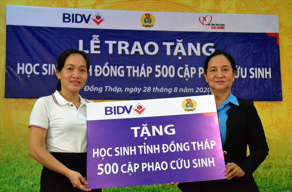 Thay mặt BIDV, bà Bùi Thị Phương Thảo – Phó Giám đốc Chi nhánh BIDV Đồng Tháp trao biển tượng tựng cho đại diện LĐLĐ Đồng Tháp. Ảnh: LT