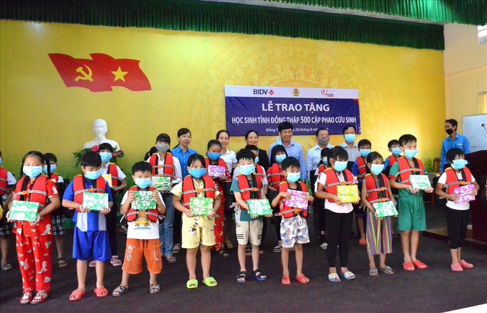 Quỹ Khuyến học huyện Cao Lãnh cũng trao 250 quyển tập cho các cháu được tặng cặp phao. Ảnh: LT