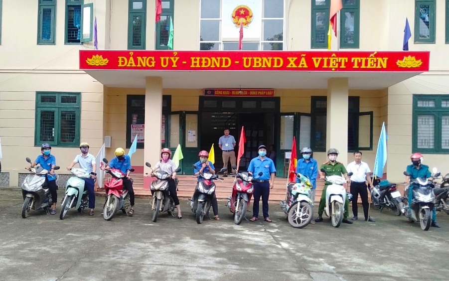 Công đoàn cơ sở xã Việt Tiến, huyện Bảo Yên tổ chức tuyên truyền  “Tuần lễ ra quân” hướng dẫn cài Bluezone