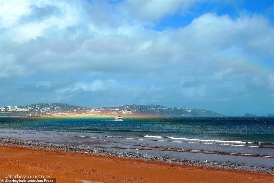 Cầu vồng phẳng tuyệt đẹp trên mặt biển ở Torbay, Devon, Vương quốc Anh hôm 25.8. Ảnh: Daily Mail