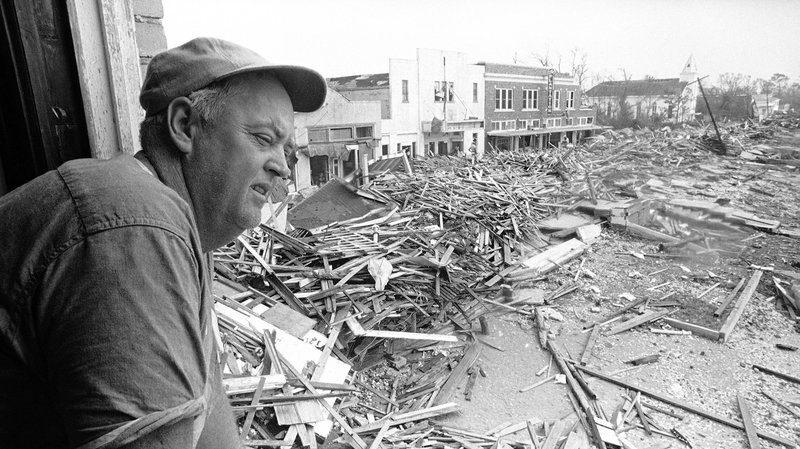Parnell McKay - một người dân nhìn qua khu thương mại chính của thị trấn vào ngày 23 tháng 8 năm 1969 sau khi cơn bão Camille đi qua.