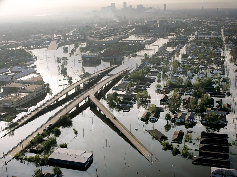Một bức ảnh được chụp vào ngày 30 tháng 8 năm 2005 cho thấy nước lũ từ cơn bão Katrina tràn ngập các đường phố gần trung tâm thành phố New Orleans. Ảnh: David J. Phillip / AP.