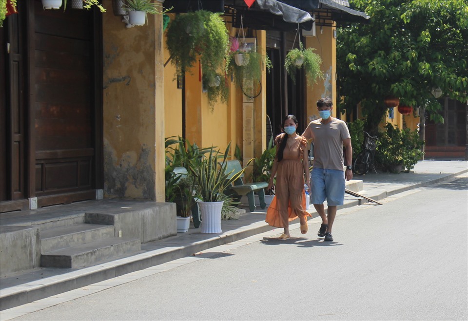 Tranh thủ ngày nghỉ những cặp đôi đến Hội An thăm quan, hưởng thụ không khí trong lành vốn có ở nơi đây.