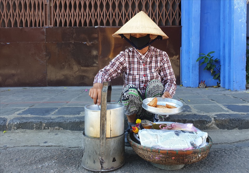 Những gánh hàng rong từ lâu trở thành hình ảnh rất đỗi dung dị, thân thương ở phố cổ Hội An cũng bắt đầu xuất hiện trở lại từ sáng sớm nay sau gần một tháng vắng bóng vì dịch COVID-19.