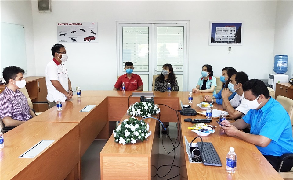CĐ các Khu công nghiệp tỉnh Quảng Nam nắm tình hình đời sống việc làm cũng như công tác phòng chống dịch COVID-19 tại doanh nghiệp. Ảnh: Thái Bình