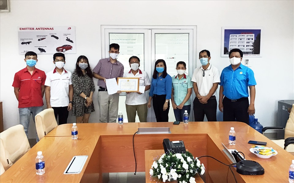 CĐ các Khu công nghiệp tỉnh Quảng Nam tặng bằng khen cho Công ty TNHH Premo Việt Nam đã làm tốt công tác phòng chống dịch COVID-19. Ảnh: Thái Bình