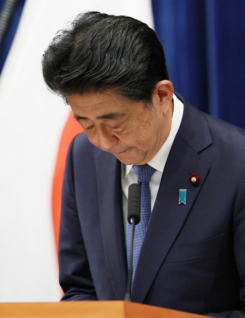 Thủ tướng Abe Shinzo xin lỗi người dân Nhật Bản vì không thể hoàn thành nốt nhiệm vụ của mình. Ảnh: AFP