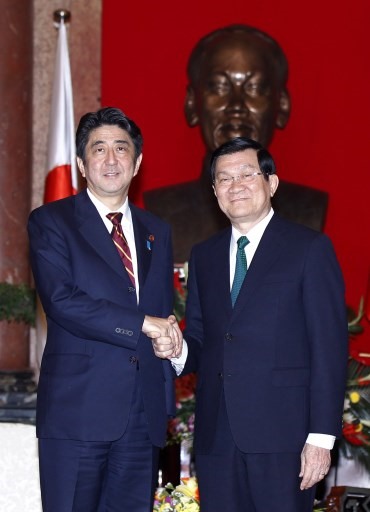 Thủ tướng Nhật Bản Abe Shinzo (trái) bắt tay Chủ tịch Nước Trương Tấn Sang tại Phủ Chủ tịch ở Hà Nội vào ngày 16.1.2013. Ảnh: AFP.
