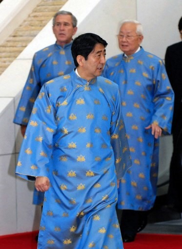 Thủ tướng Nhật Bản Abe Shinzo trong chuyến thăm Việt Nam năm 2006. Ảnh: AFP.