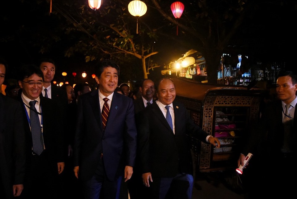 Thủ tướng Nguyễn Xuân Phúc và Thủ tướng Nhật Bản Shinzo Abe đã cùng tản bộ tại khu phố cổ Hội An. Ảnh: VGP