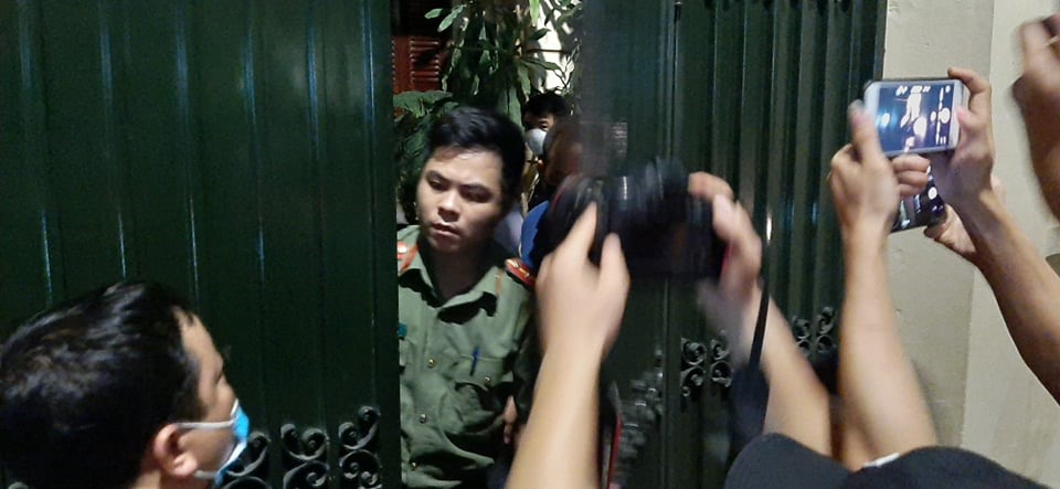 Cơ quan chức năng đang thực hiện lệnh khởi tố, bắt tạm giam ông Nguyễn Đức Chung tại nhà riêng tối 28.8.2020. Ảnh Việt Dũng