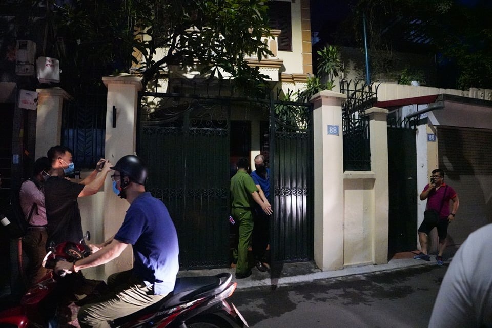 Lúc hơn 19h20, người phụ nữ áo trắng mở cổng để lực lượng chức năng vào nhà ông Nguyễn Đức Chung thực hiện lệnh khám xét.