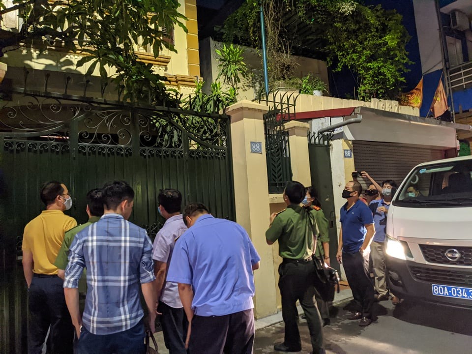Lực lượng chức năng có mặt trước cửa nhà ông Nguyễn Đức Chung để thực hiện lệnh khám xét lúc 19h20.