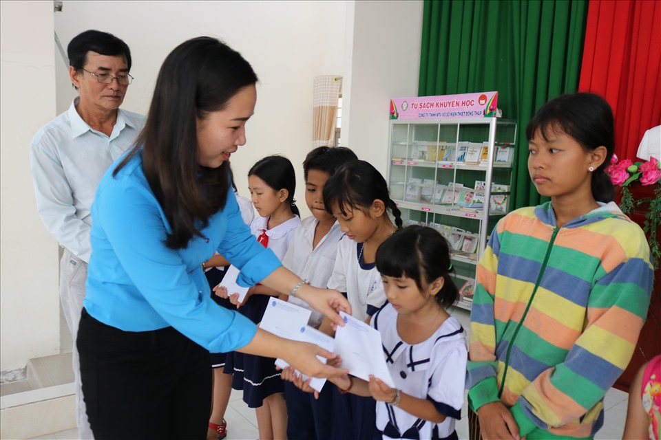Đồng chí Huỳnh Thị Thu Thủy - Chủ tịch LĐLĐ TP Cao Lãnh trao học bổng cho học sinh khó khăn. Ảnh: HL