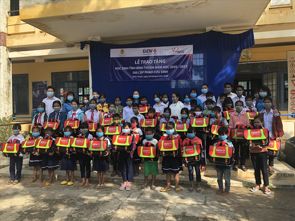 Tặng cặp phao cứu sinh cho các em học sinh vượt khó học giỏi tại trường THCS Hàm Cần, huyện Hàm Thuận Nam, tỉnh Bình Thuận. Ảnh: Hoa Phượng