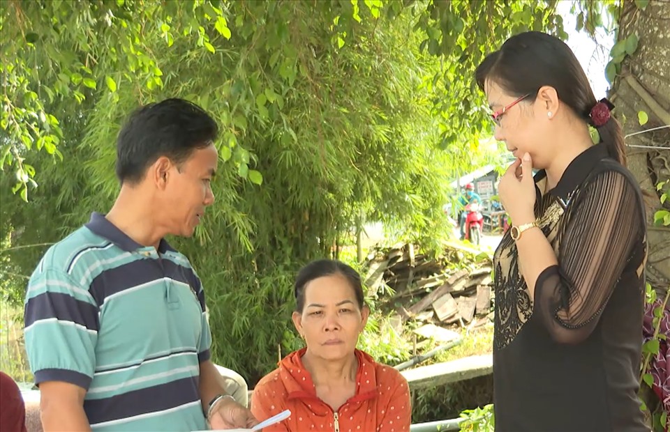 Chính quyền địa phương huyện Châu Thành thăm hỏi và động viên bà Phượng sau vụ sạt lở. Ảnh: C.T.V