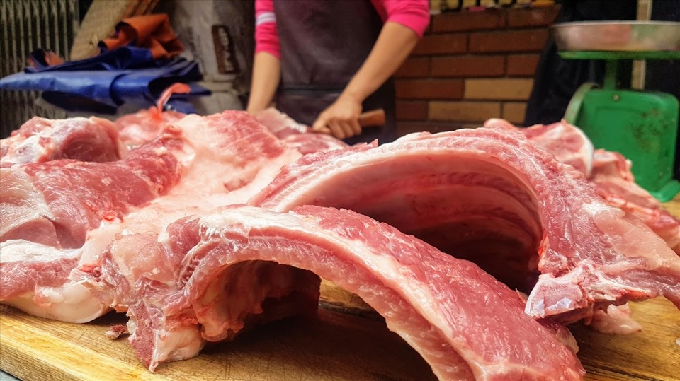 Giá lợn hơi giảm kéo giá thịt lợn tiếp tục giảm. Ảnh: Vũ Long