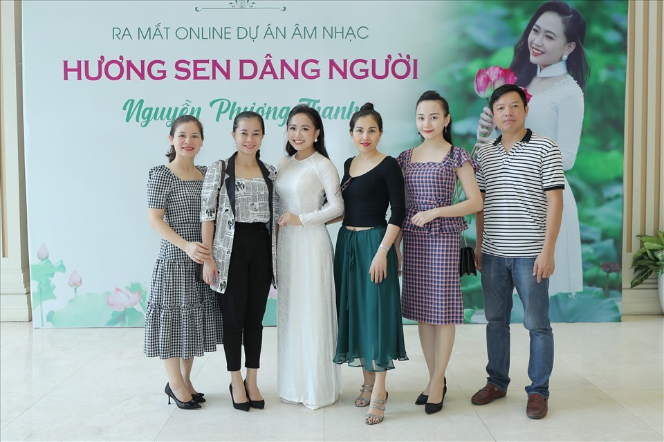 Nhiều bạn bè nghệ sĩ, gia đình đến chúc mừng Phương Thanh ra mắt album “Hương sen dâng Người“. Ảnh: Nhân vật cung cấp.