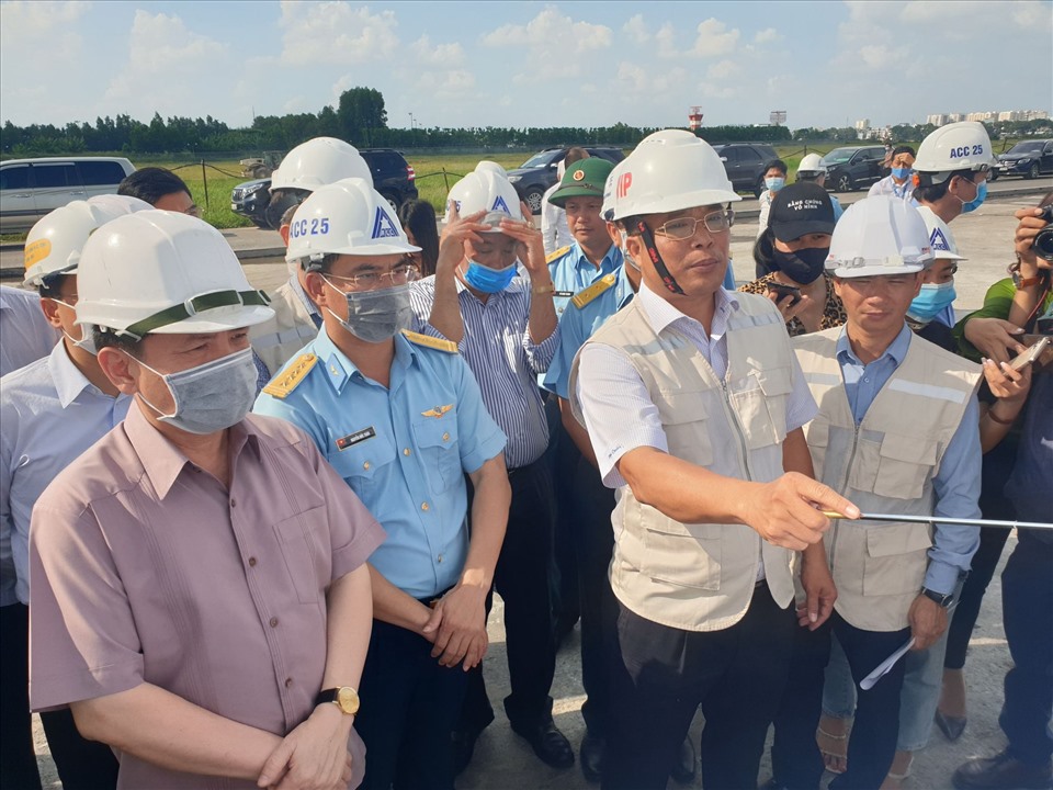 Bộ trưởng GTVT Nguyễn Văn Thể (bìa trái) kiểm tra tiến độ nâng cấp đường băng Tân Sơn Nhất chiều ngày 29.8.  Ảnh: Minh Quân